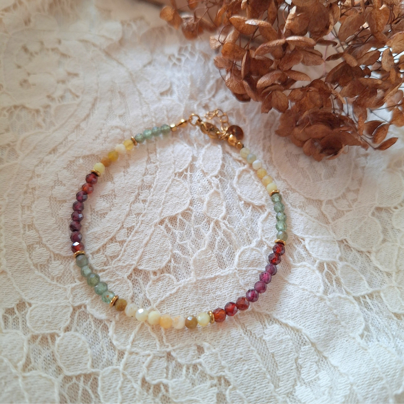 Handgemaakte apatiet armband op kant met bruine droogbloemen