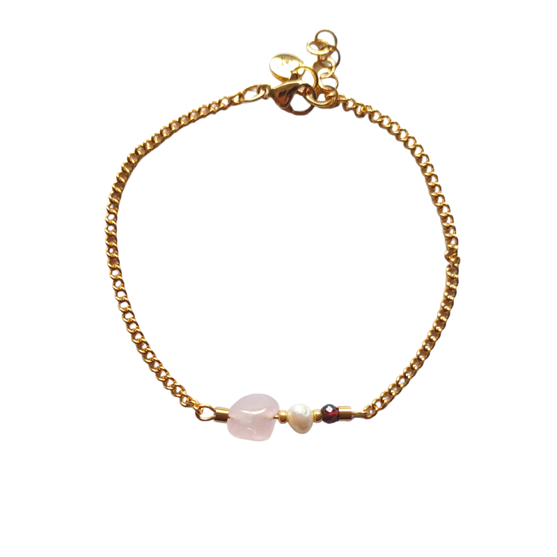 Handgemaakte gouden armband op witte ondergrond