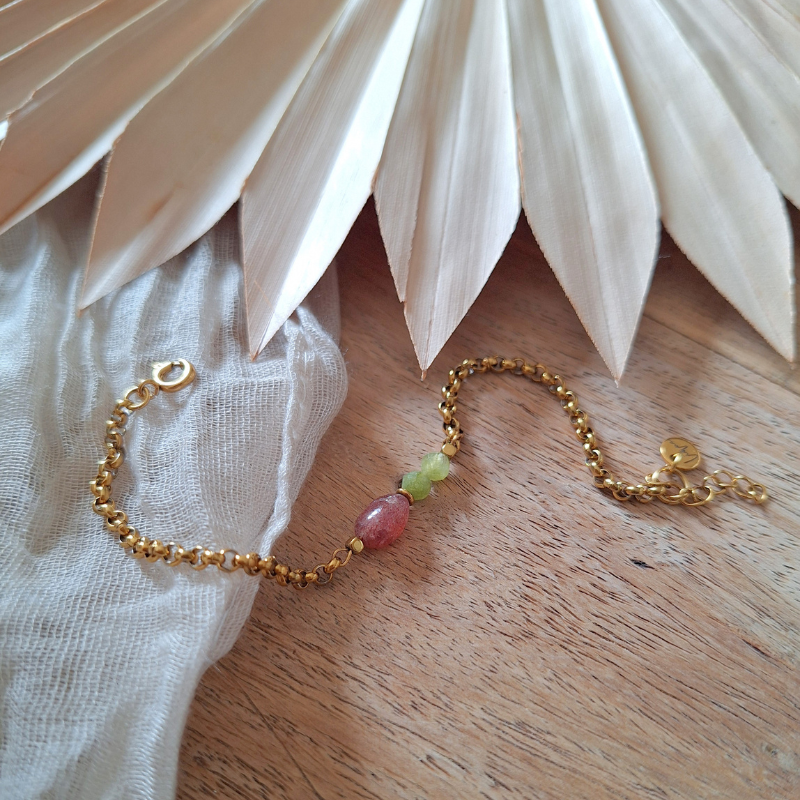 Detail van aardbeienkwarts en peridoot armband handgemaakt