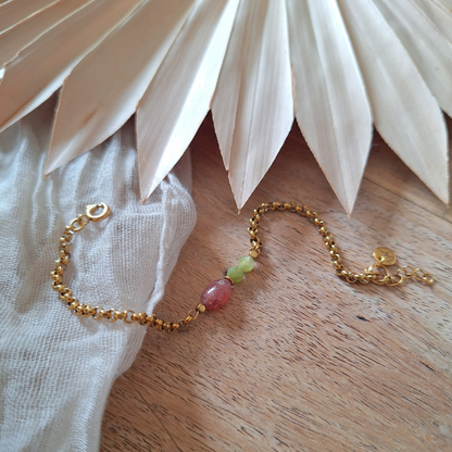Detail van aardbeienkwarts en peridoot armband handgemaakt
