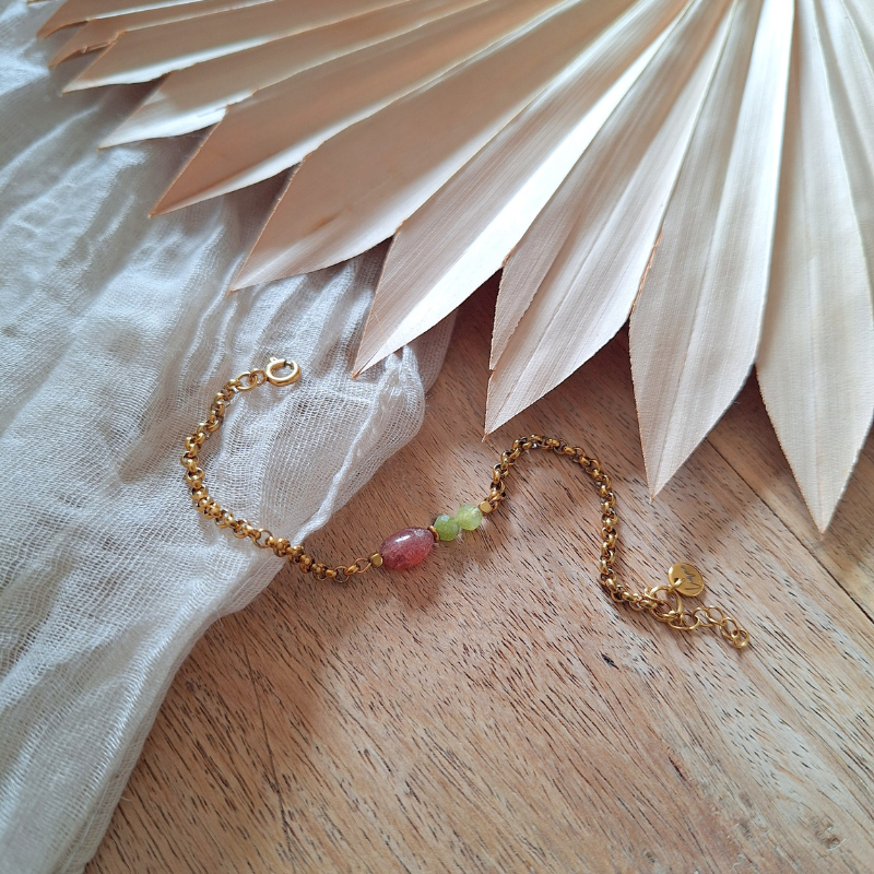 Aardbeienkwarts en peridoot armband op hout en doek