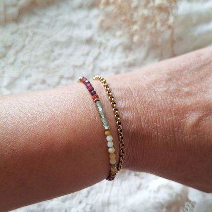 Apatiet armband met granaat en opaal gedragen om de pols