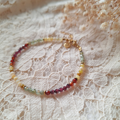 Apatiet armband met granaat en opaal op kant met droogbloemen