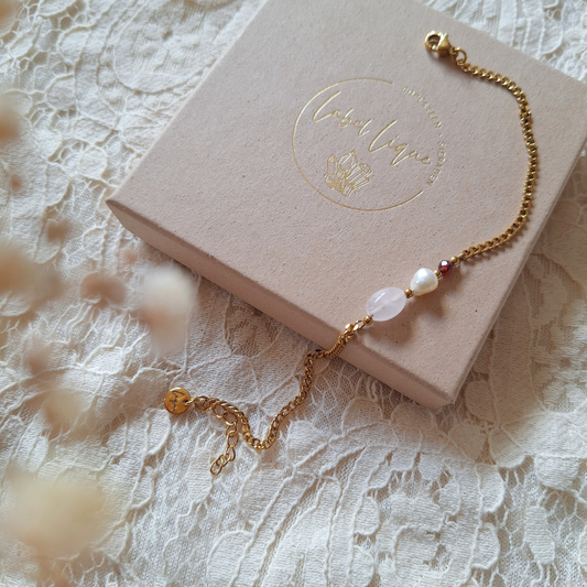 Armband Omarm Jezelf goud op lichte stof