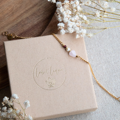 Detail van gouden armband Omarm Jezelf