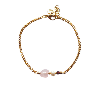 Handgemaakte gouden armband op witte ondergrond