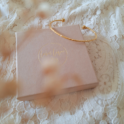 Bangle goud met fijn bewerkt oppervlak op een cadeaudoosje