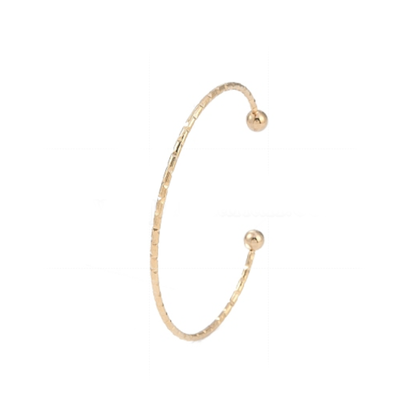 Vrijstaande bangle goud met fijn bewerkt oppervlak