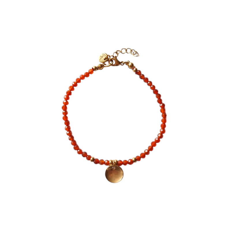Carneool armband met letter op witte achtergrond