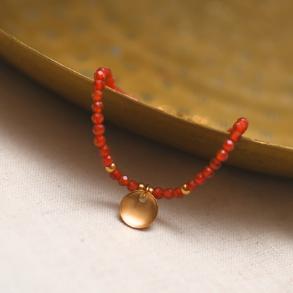 Close-up van carneool armband met natuurlijke edelstenen