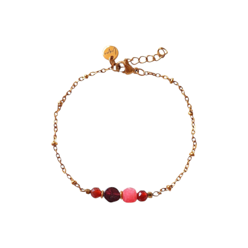 Carneool agaat granaat armband op witte achtergrond handgemaakt sieraad