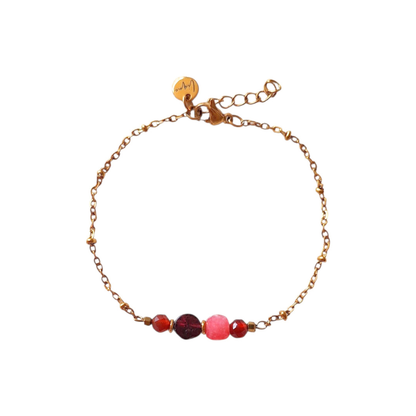 Carneool agaat granaat armband op witte achtergrond handgemaakt sieraad