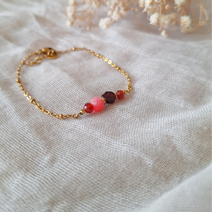 Edelsteen armband met bloemen op lichte natuurlijke stof