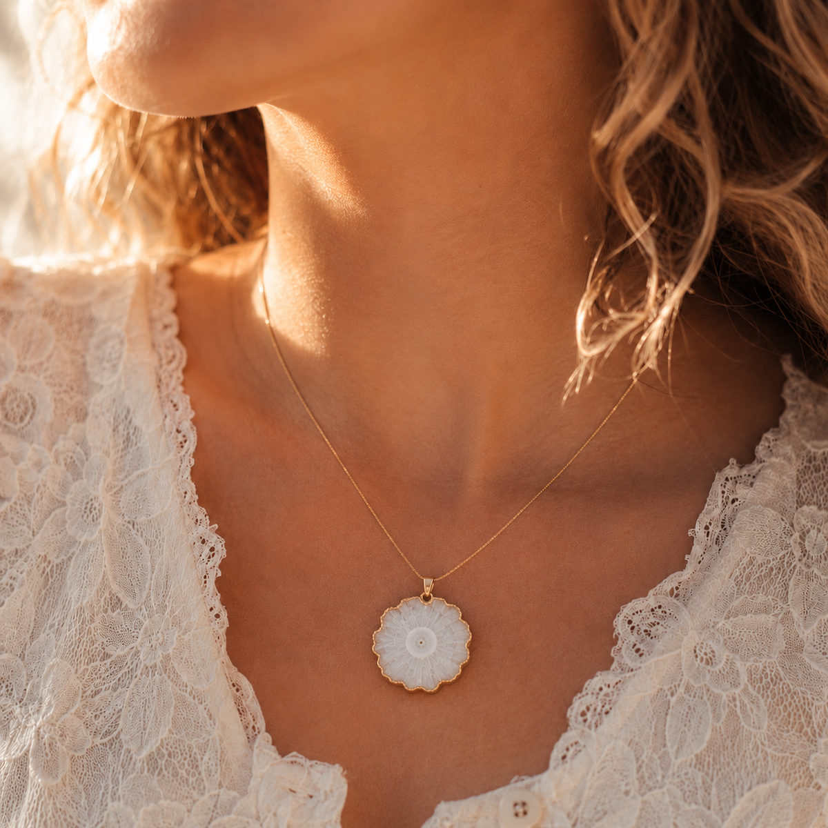 Agaat ketting hangend om hals