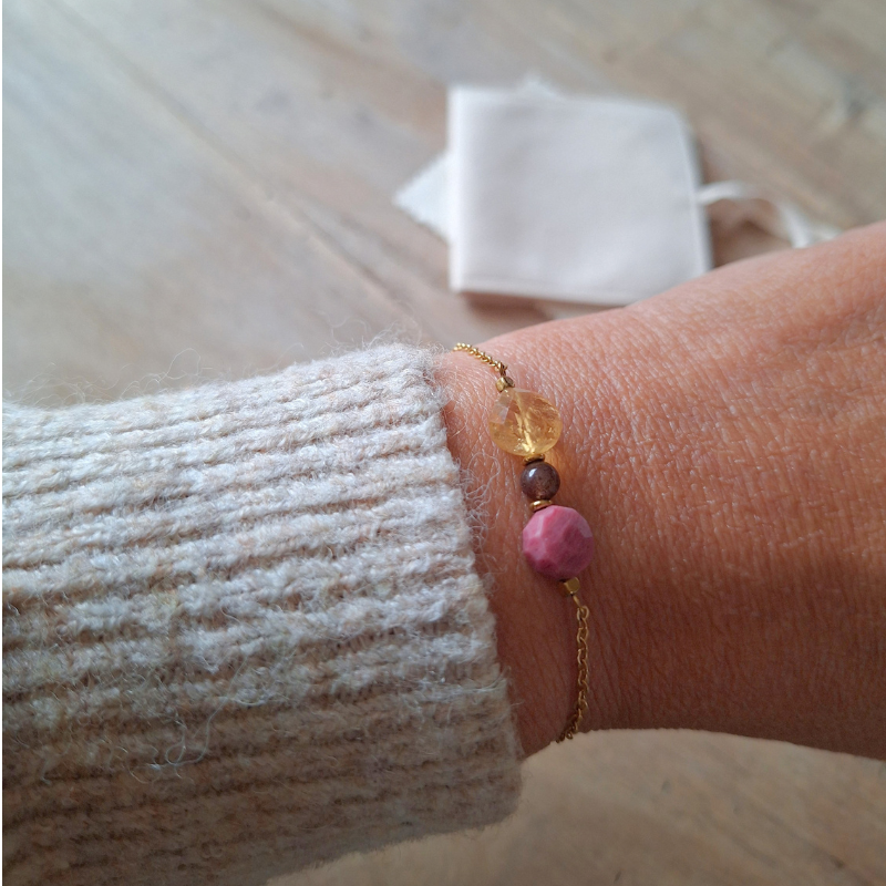 Citrien armband met donkerbruine agaat, roze rhodoniet en goudkleurige hematiet gedragen om de pols