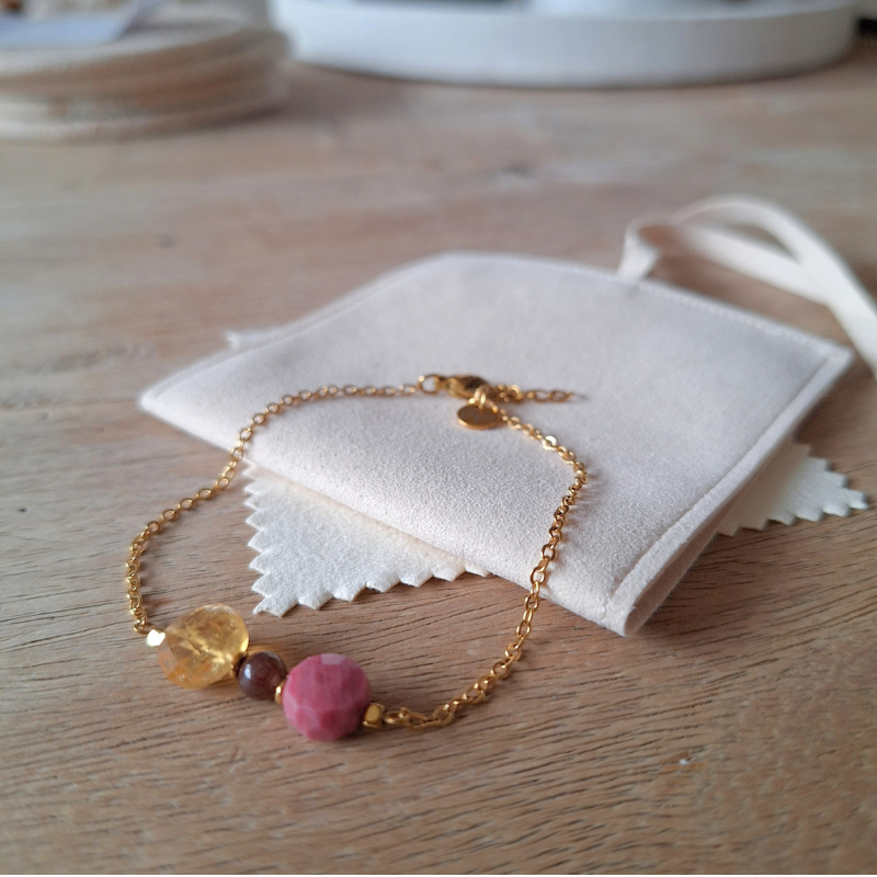 Citrien armband met donkerbruine agaat, roze rhodoniet en goudkleurige hematiet op fluweel en hout