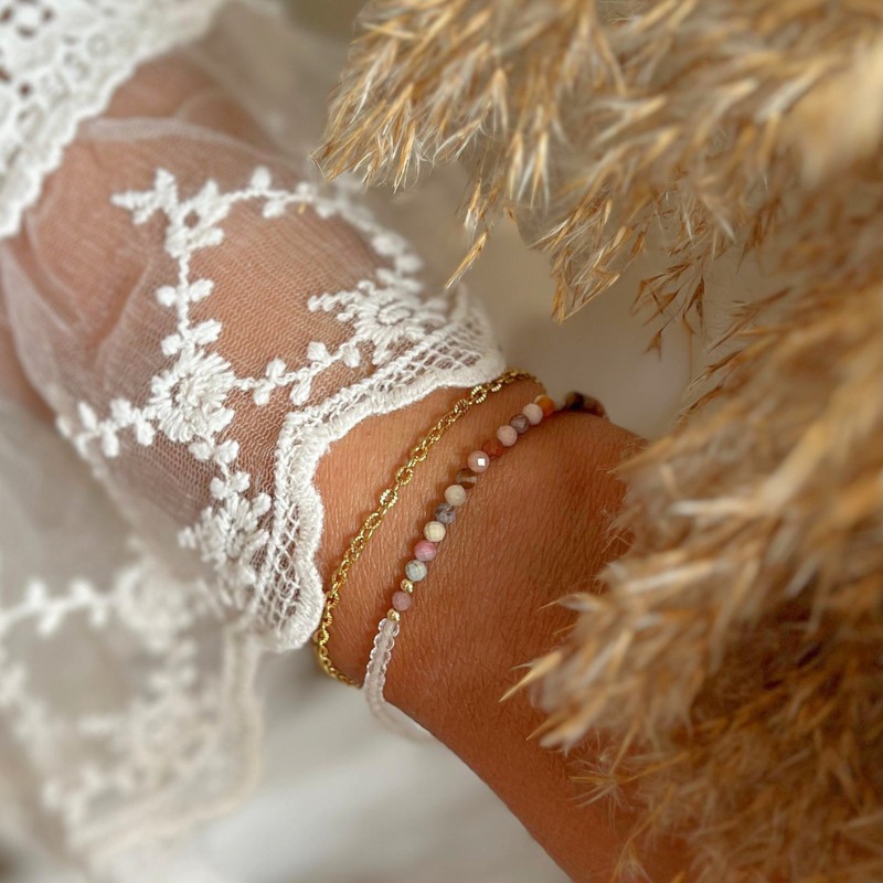 Close-up agaat bergkristal armband om de pols met natuurlijke achtergrond