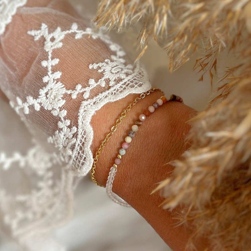 Agaat bergkristal armband met kanten blouse in een natuurlijke omgeving