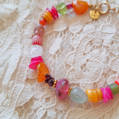 Close-up van rozenkwarts peridoot aardbeienkwarts in handgemaakte armband