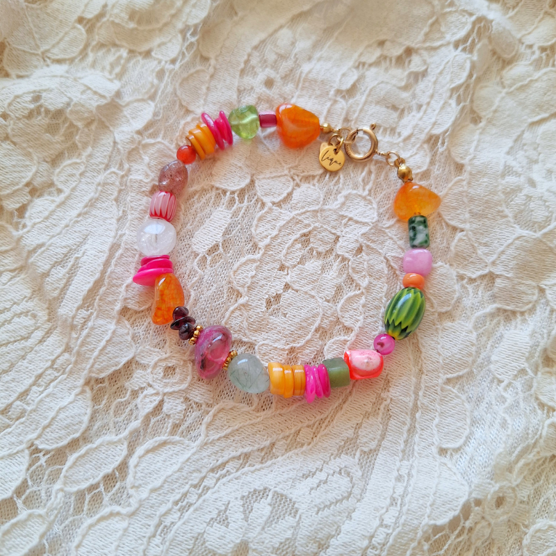 Edelsteen armband met schelp en glaskralen op natuurlijke ondergrond