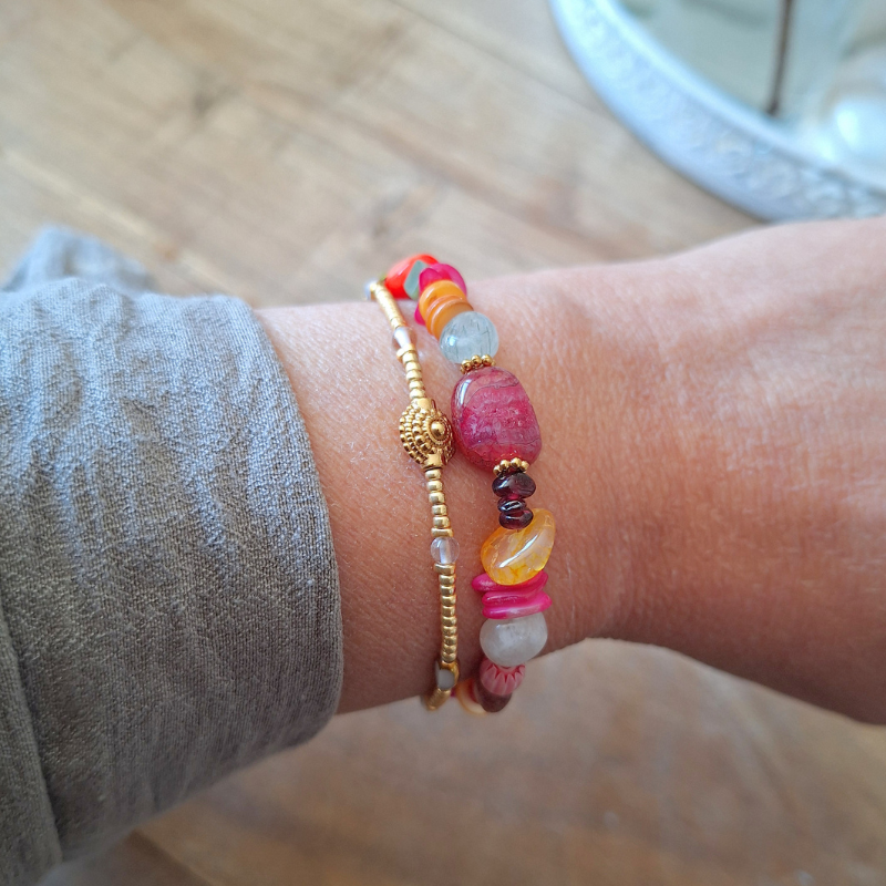Edelsteen armband goldfilled gedragen om vrouwelijke pols in zacht licht