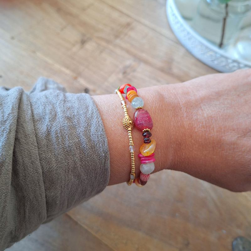 Edelsteen armband met rozenkwarts en peridoot in warm zacht licht