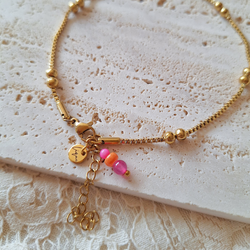 Enkelbandje jade schelp goud flatlay natuursteen