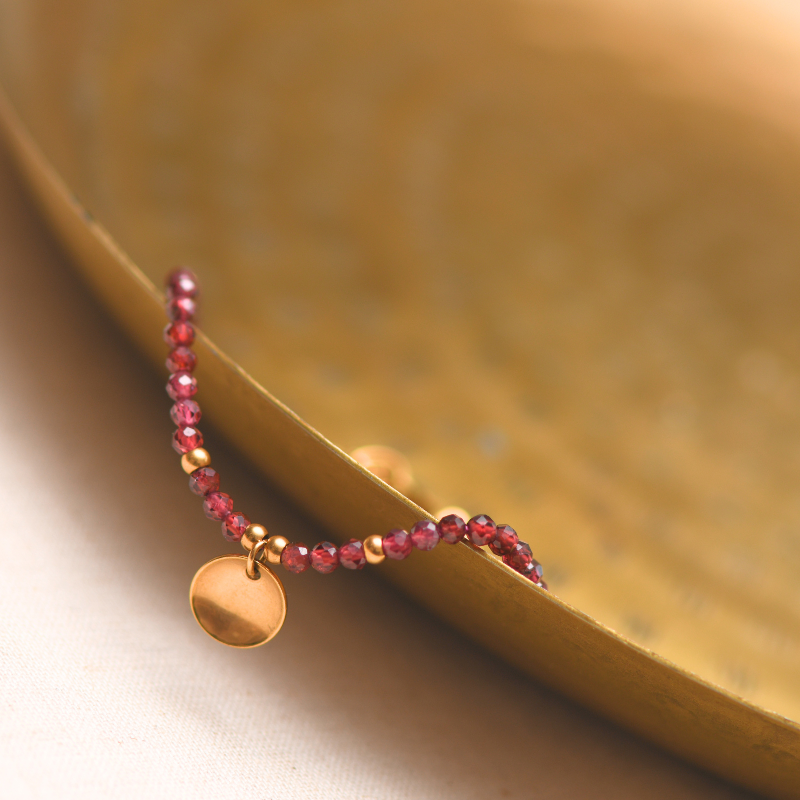 Close-up van granaat armband met natuurlijke edelstenen