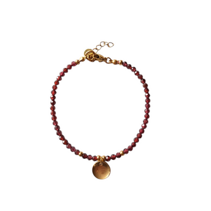 Iedere granaat edelsteen heeft haar eigen kleur en uitstraling, waardoor iedere handgemaakte armband persoonlijk is.