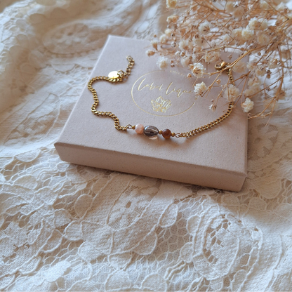 Heb Vertrouwen armband op kant met decoratief takje als natuurlijke achtergrond