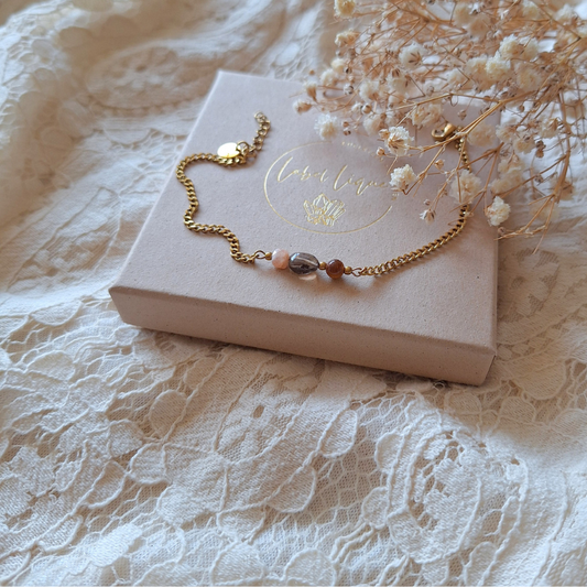 Heb Vertrouwen armband op kant met decoratief takje als natuurlijke achtergrond