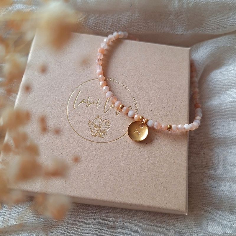 Maansteen armband met letter op cadeau doosje