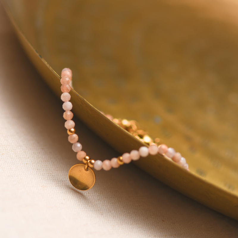 Close-up van maansteen armband met natuurlijke edelstenen