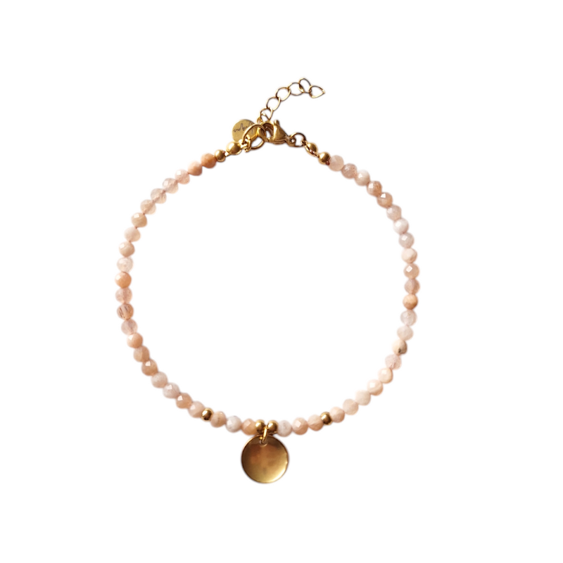 Maansteen armband met letter op witte achtergrond