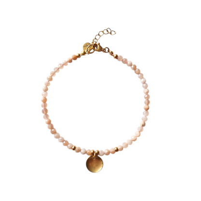 Maansteen armband met letter op witte achtergrond