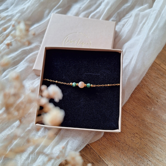 Maansteen en skarn armband op natuurlijke ondergrond met stenen en zachte tinten
