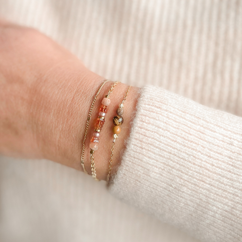 Close-up van Maansteen en Hessoniet edelstenen in armband, honingkleurige en zachte glans