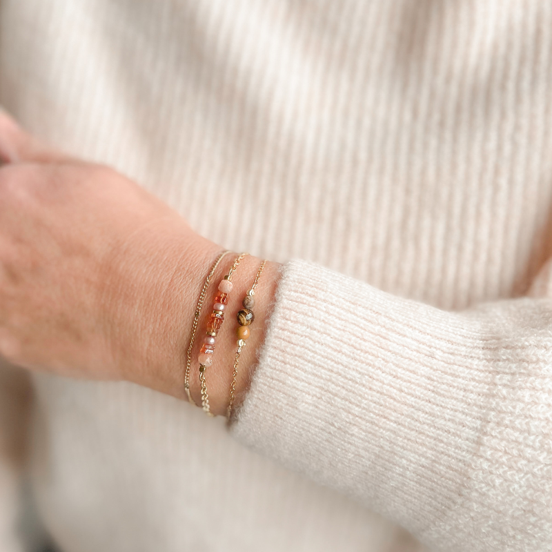 Maansteen en Hessoniet armband gedragen om de pols, vrouwelijke en warme uitstraling