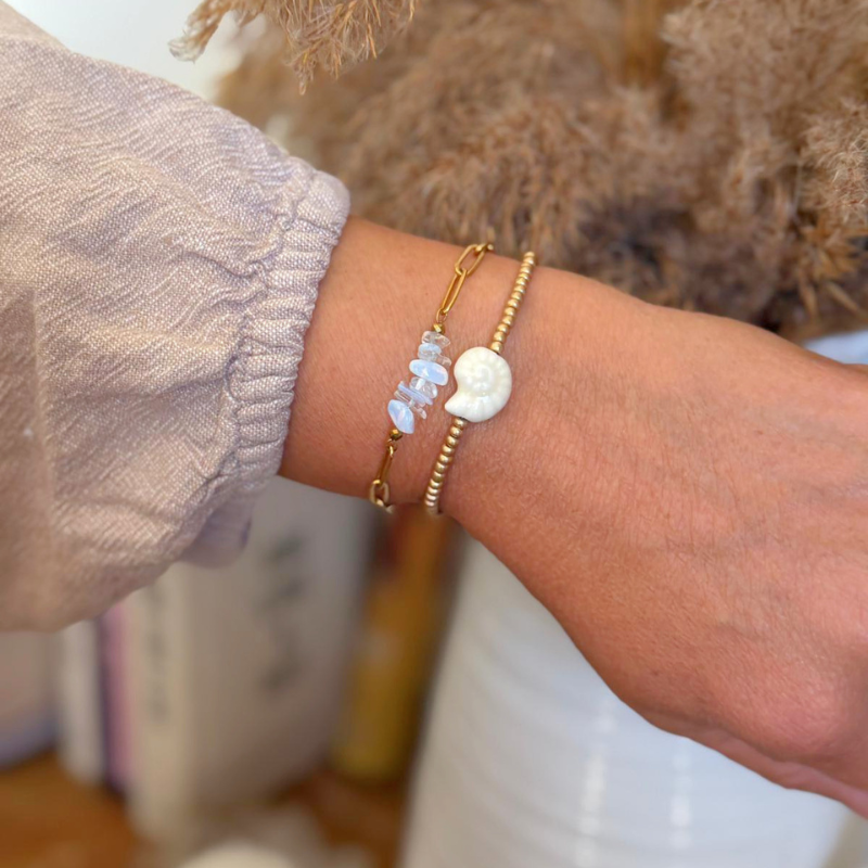 Opaline armband goud gedragen om de pols