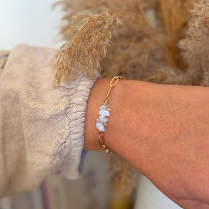 Opaline armband goud detail pols close-up