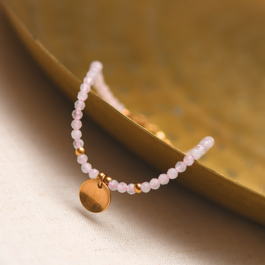 Close-up van rozenkwarts armband met natuurlijke edelstenen