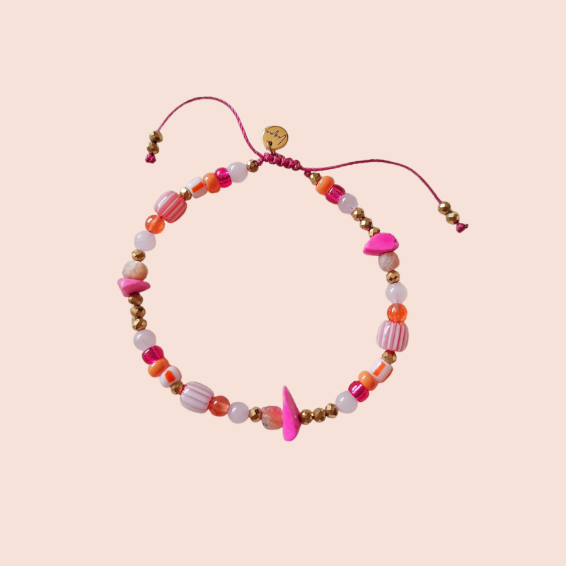 Rozenkwarts armband met glaskralen los liggend handgemaakt sieraad