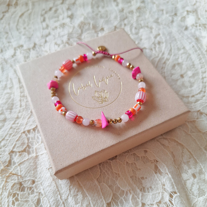 Rozenkwarts armband met glaskralen op doosje op kant handgemaakt sieraad