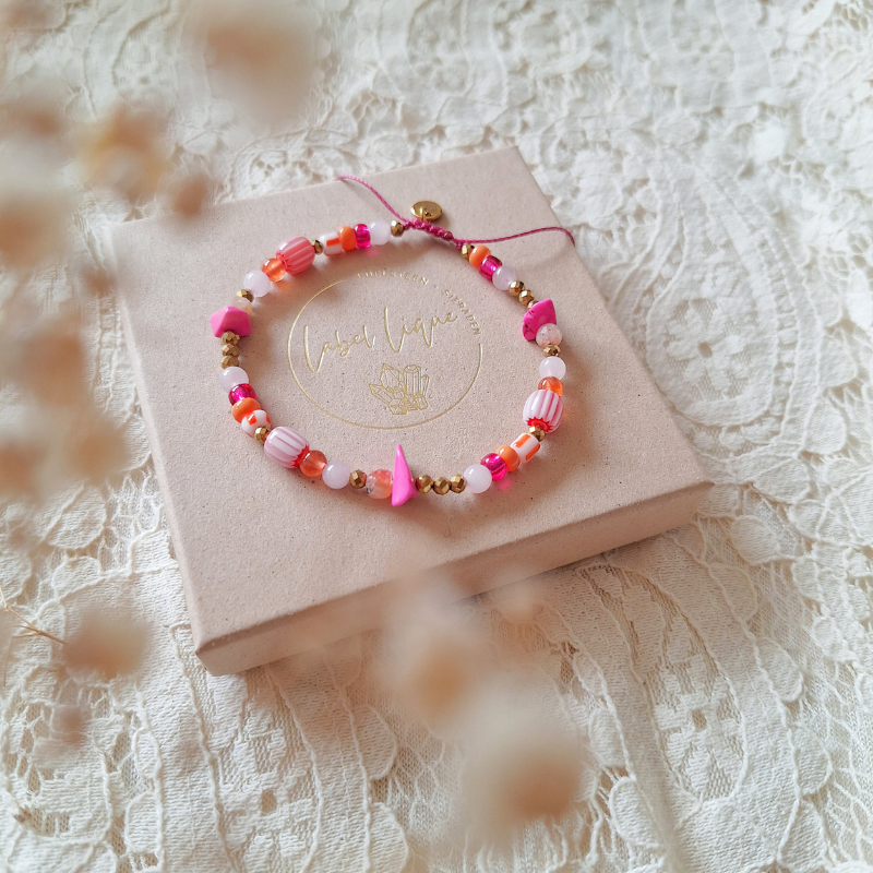 Rozenkwarts armband met glaskralen op doosje op kant handgemaakt sieraad