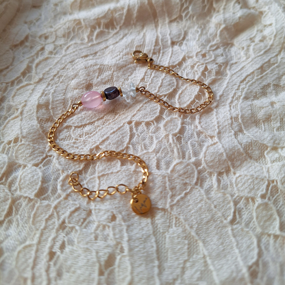 Close-up van rozenkwarts opaline en granaat kralen in edelsteen armband