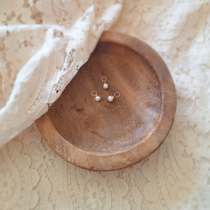 parel bedel gold filled in houten schaaltje met kant achtergrond