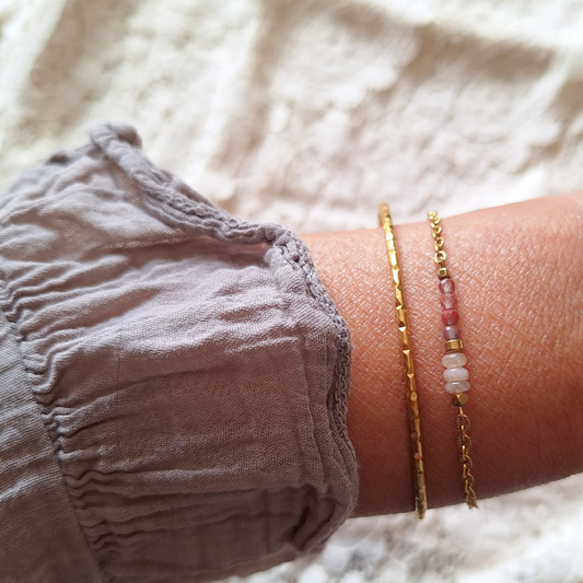 Zonnesteen armband met andesine gedragen met gouden bangle