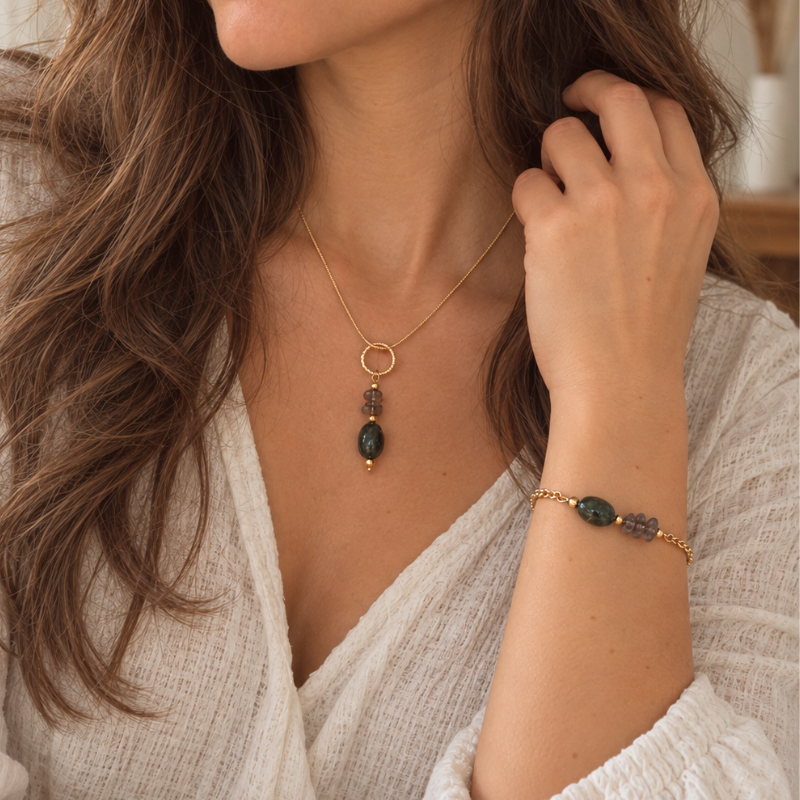 Blijvend dichtbij ketting en armband gedragen