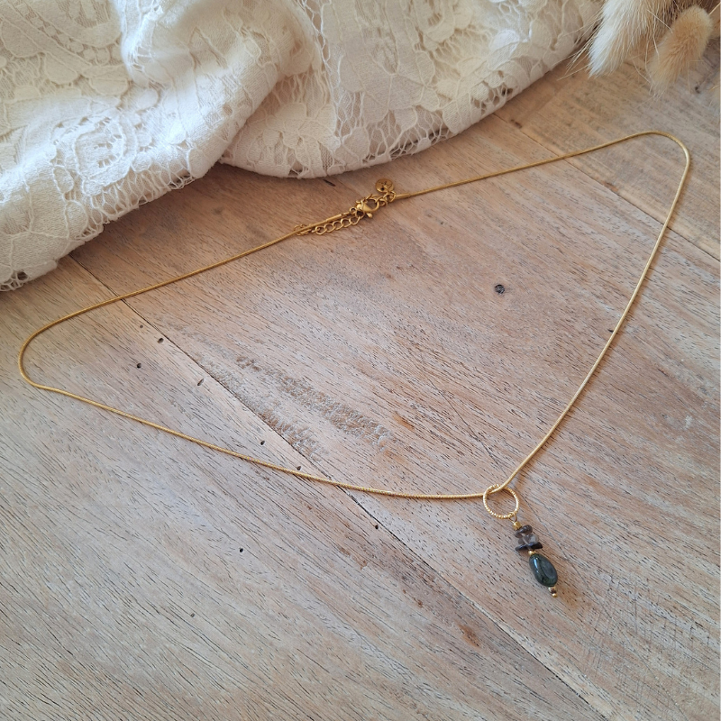 Blijvend dichtbij ketting met rookkwarts, groene agaat en hematiet op hout