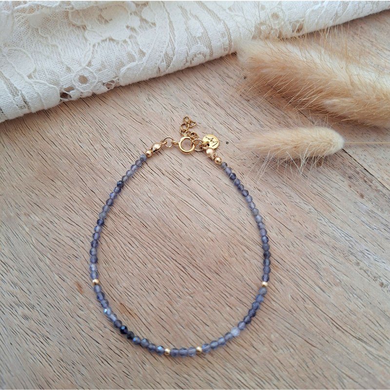 Ioliet armband met gold filled details op hout met droogbloemen
